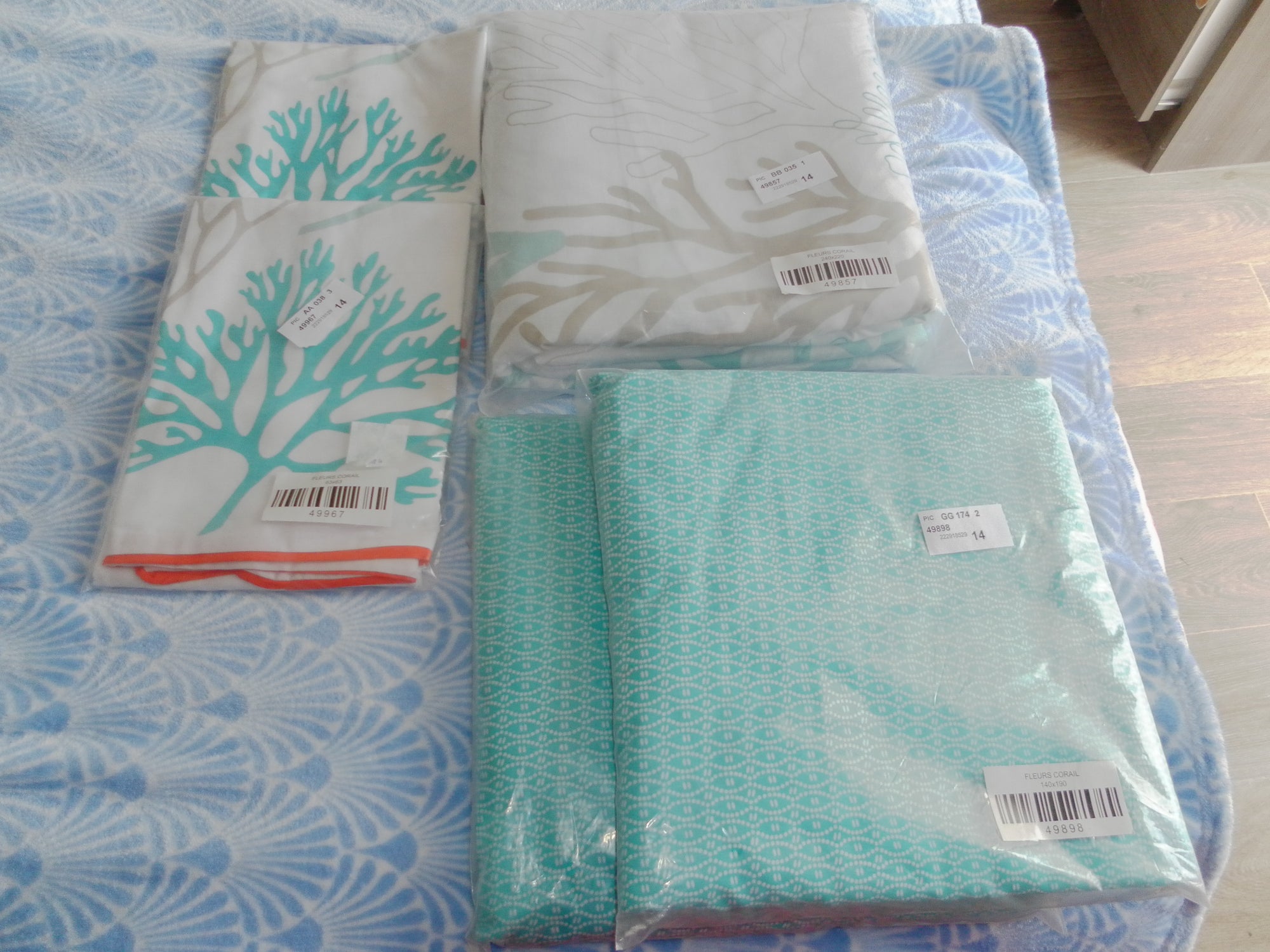 NEUVE - PARURE FLEUR CORAIL 4 PIECES