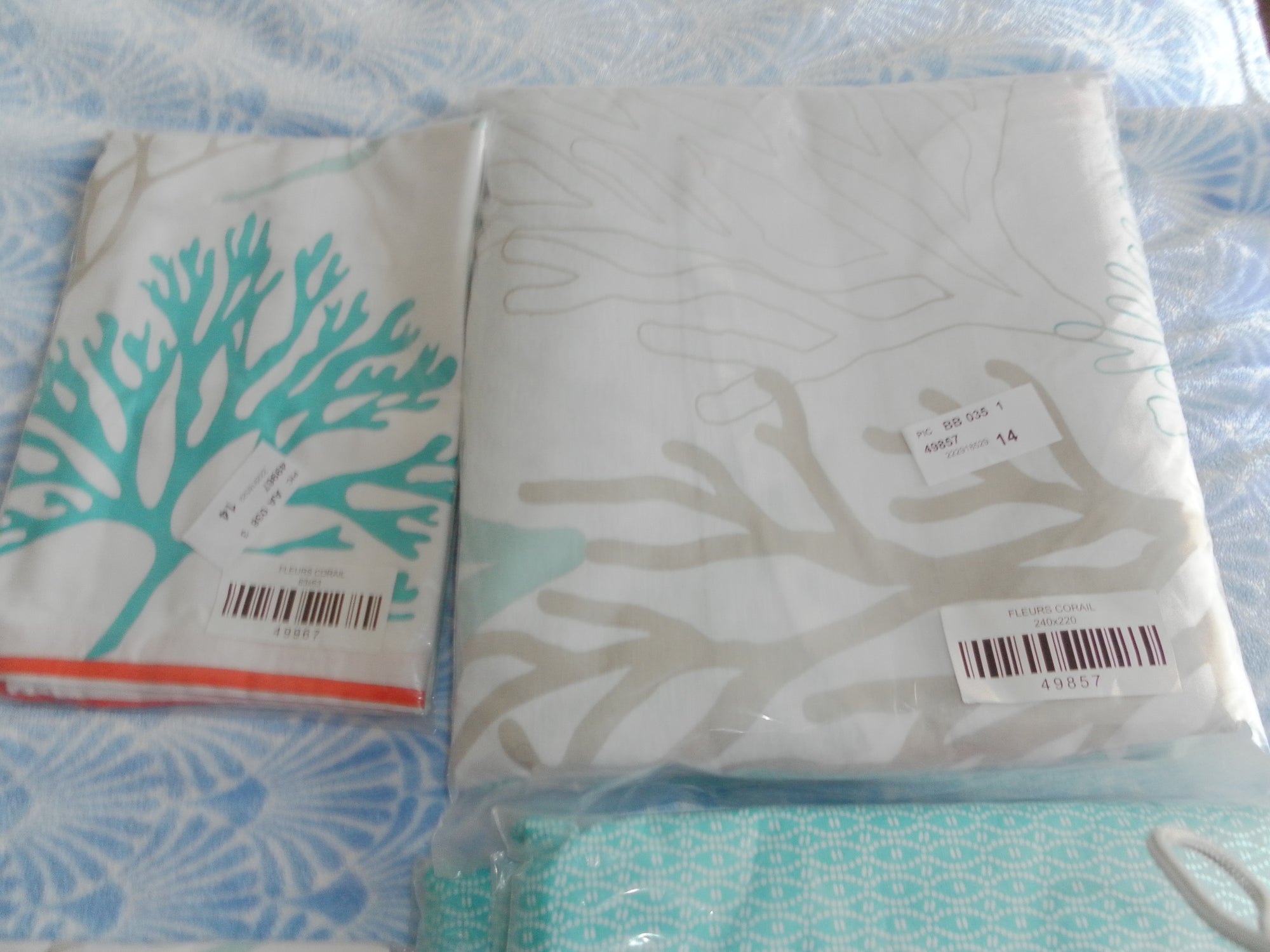 NEUVE - PARURE FLEUR CORAIL 4 PIECES