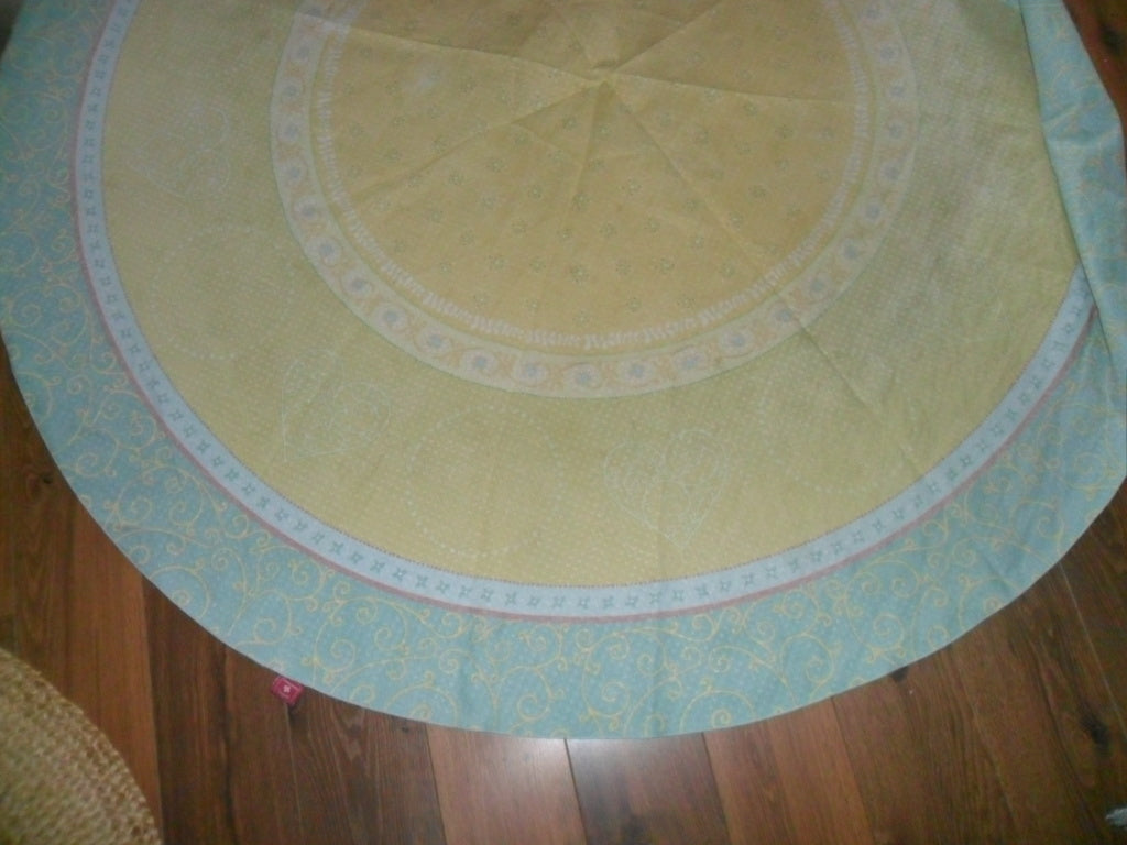 nappe ronde 180 cm, coloris estival, bon état