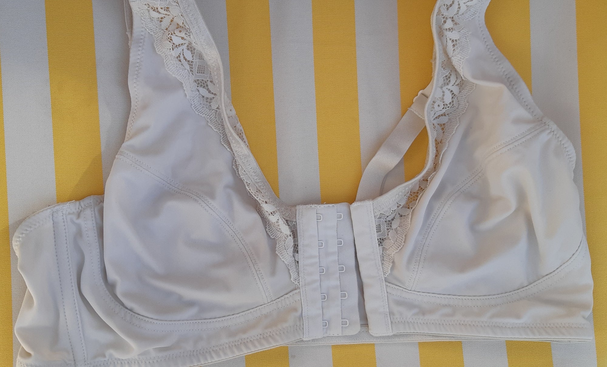 soutien-gorge attache avant , décolleté