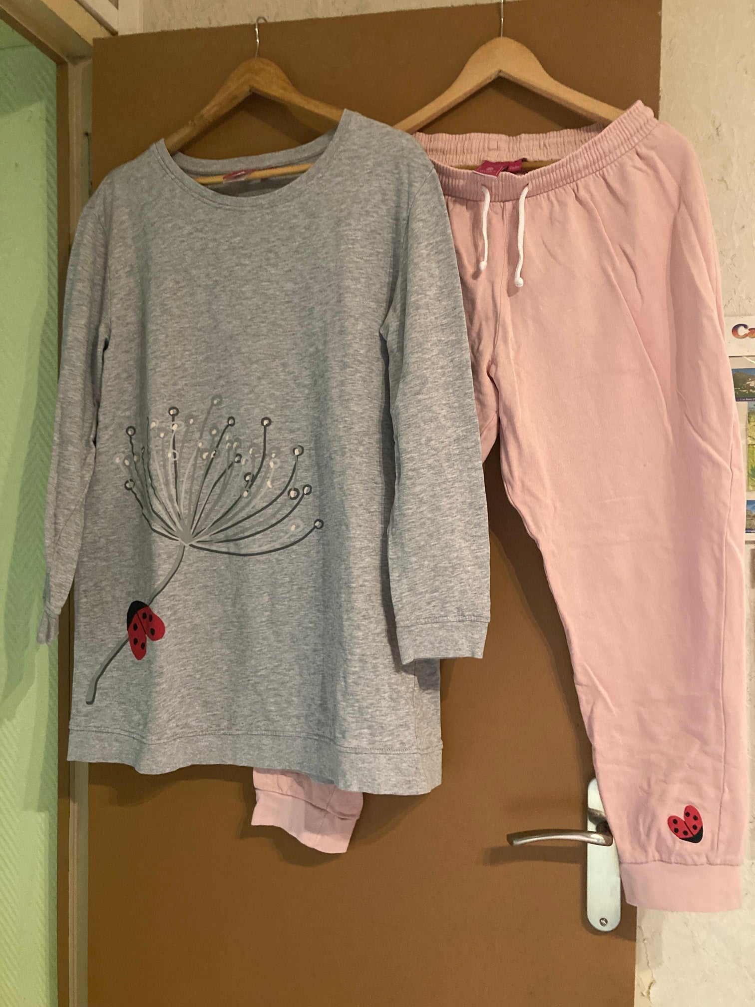 Ensemble robe grise-pantalon rose Joli porte bonheur