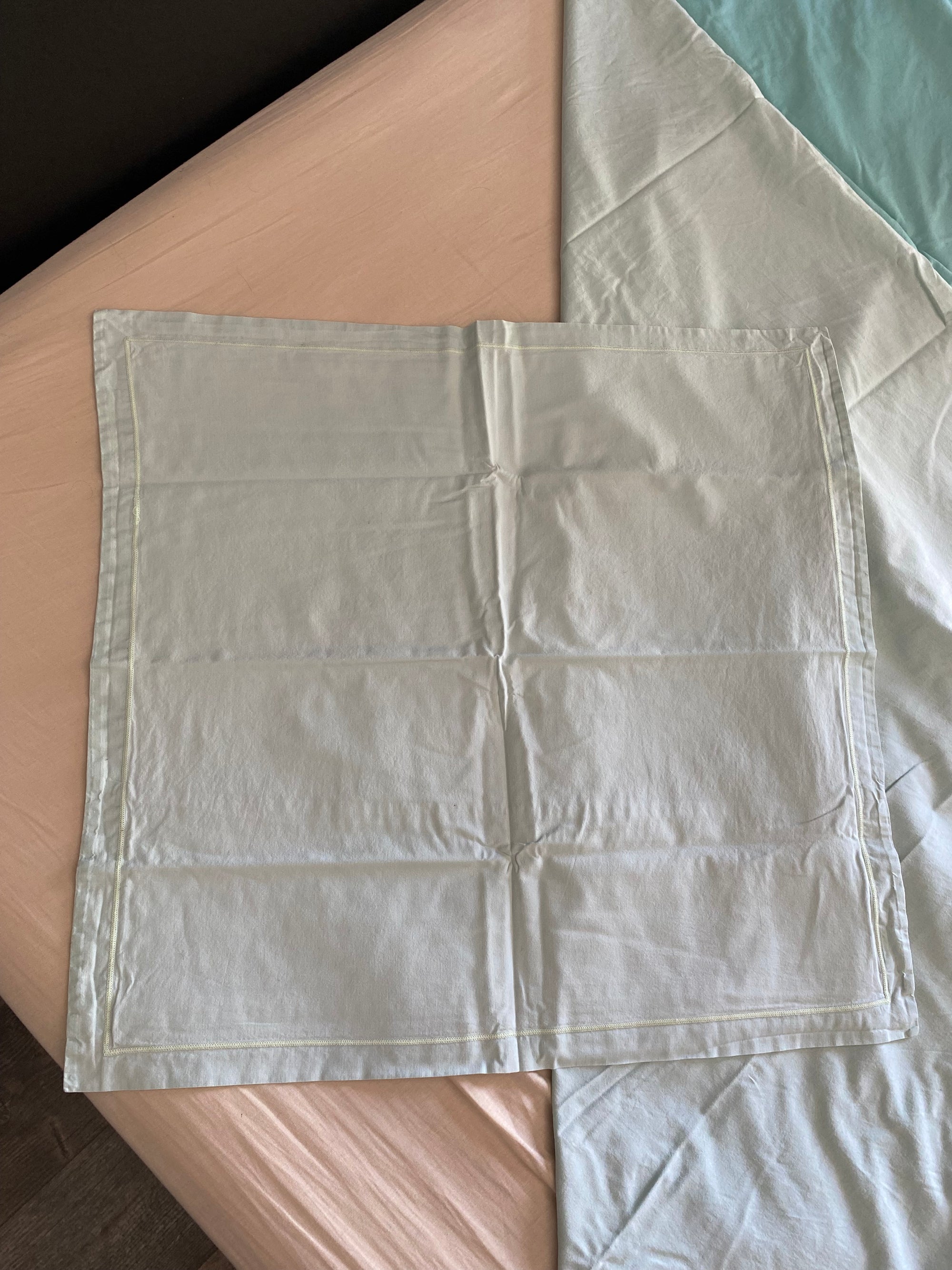 Taie d'oreiller avec volant 60x60