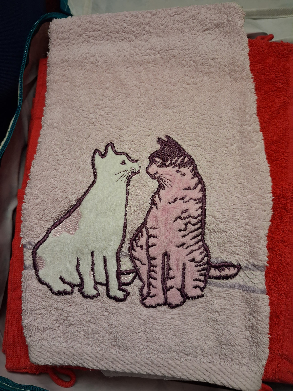 Serviette de toilette rose brodée chats