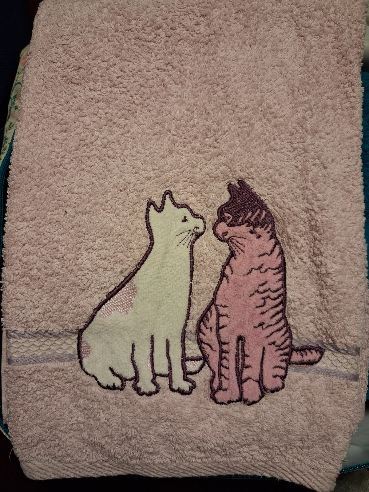 Drap de bain rose brodé chats