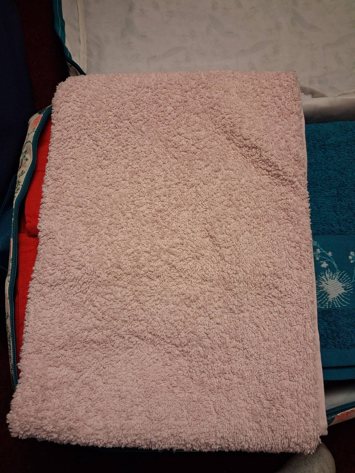 Drap de bain rose brodé chats