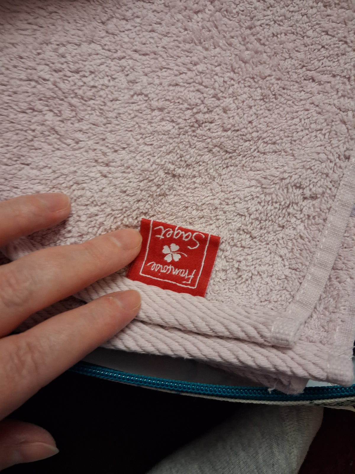 Drap de bain rose brodé chats
