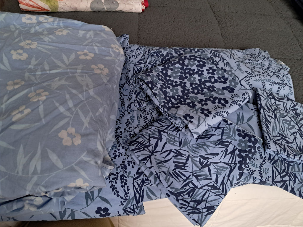 Housse de couette et drap housse plus taies oreillers 2 rectangulaires et 2 carrées