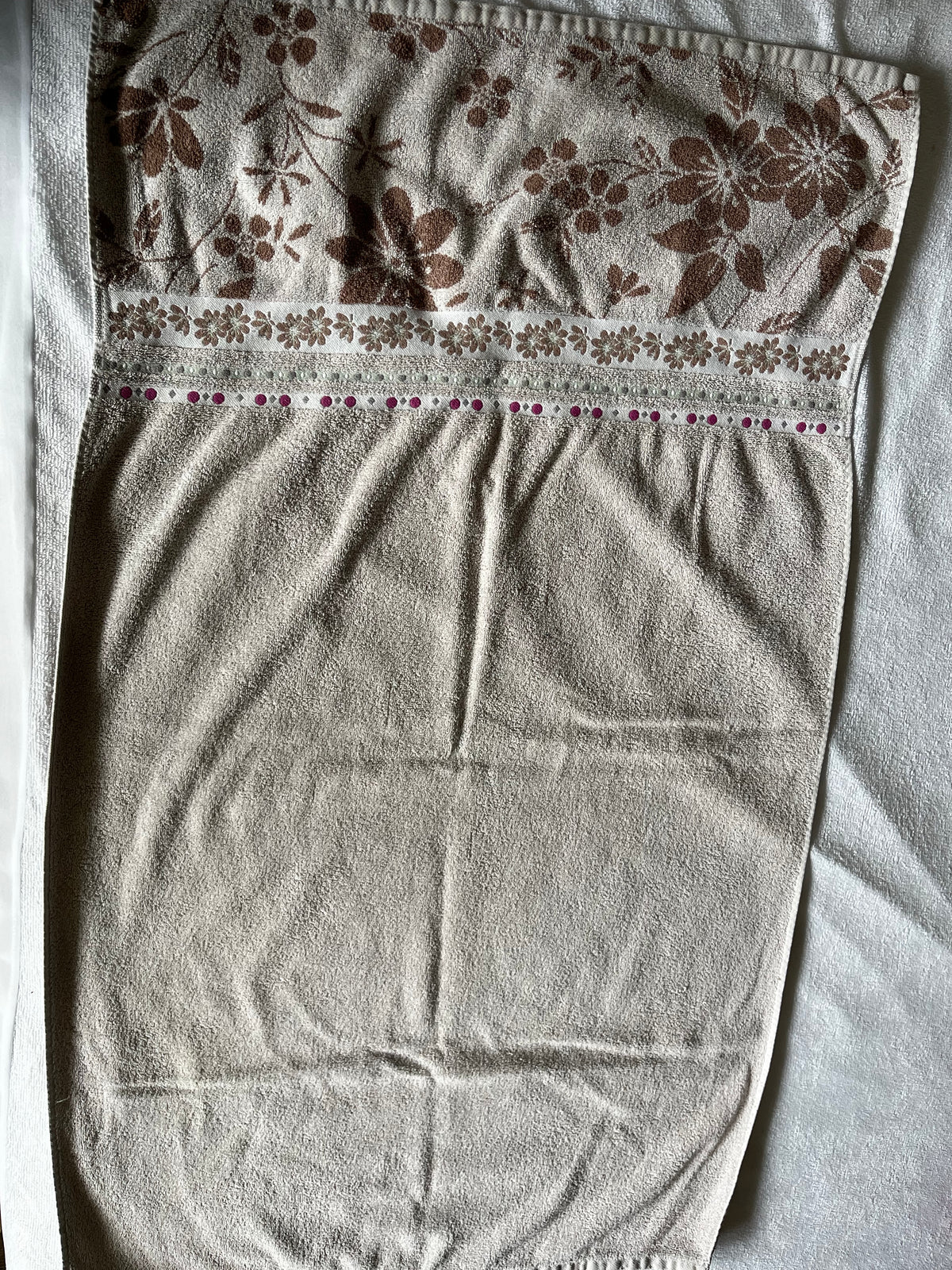 Serviette bi face beige marron motif fleuri