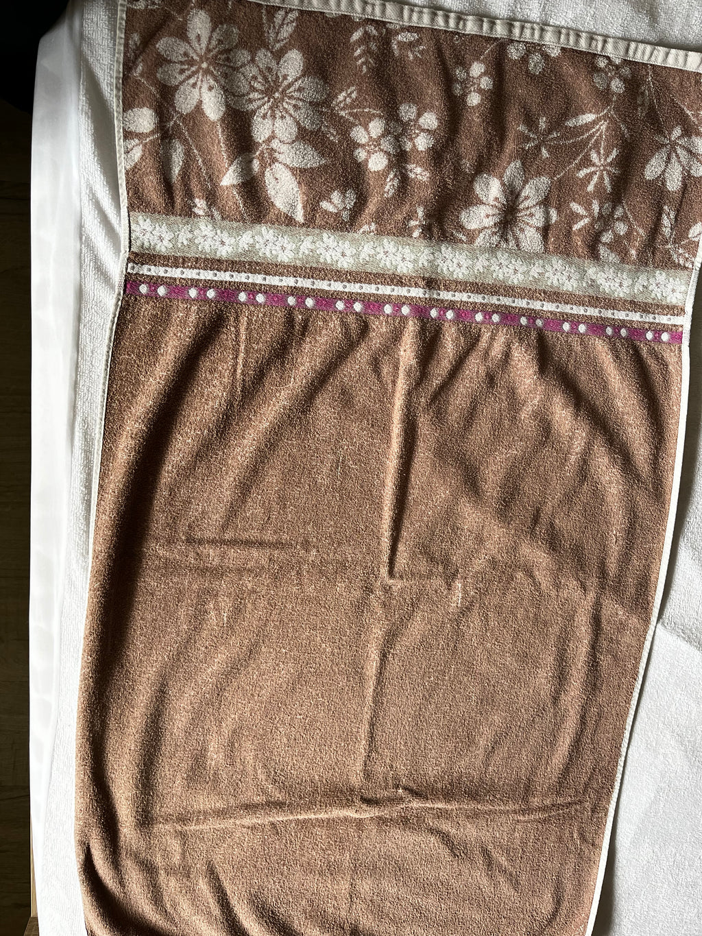 Serviette bi face beige marron motif fleuri