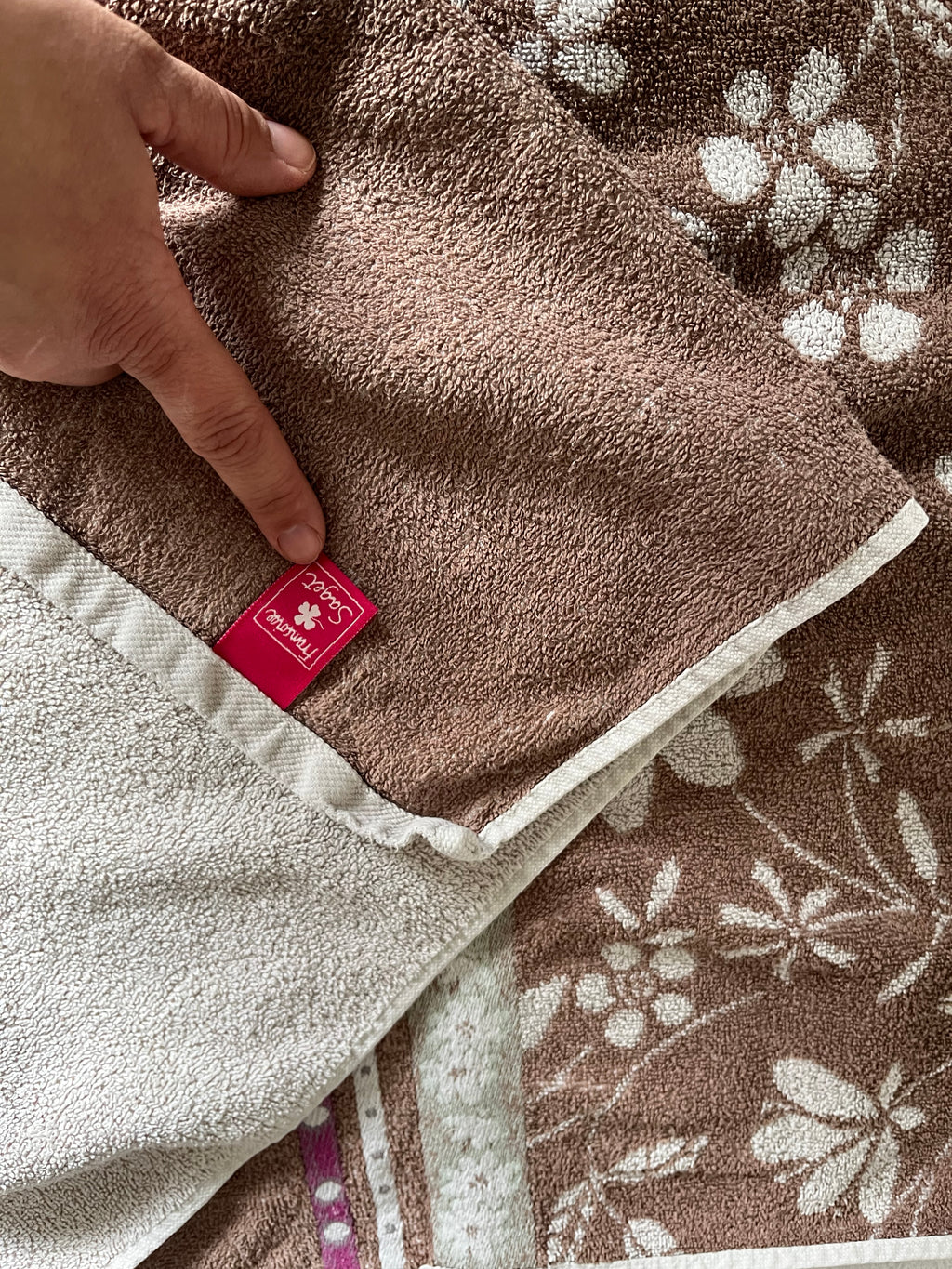 Serviette bi face beige marron motif fleuri