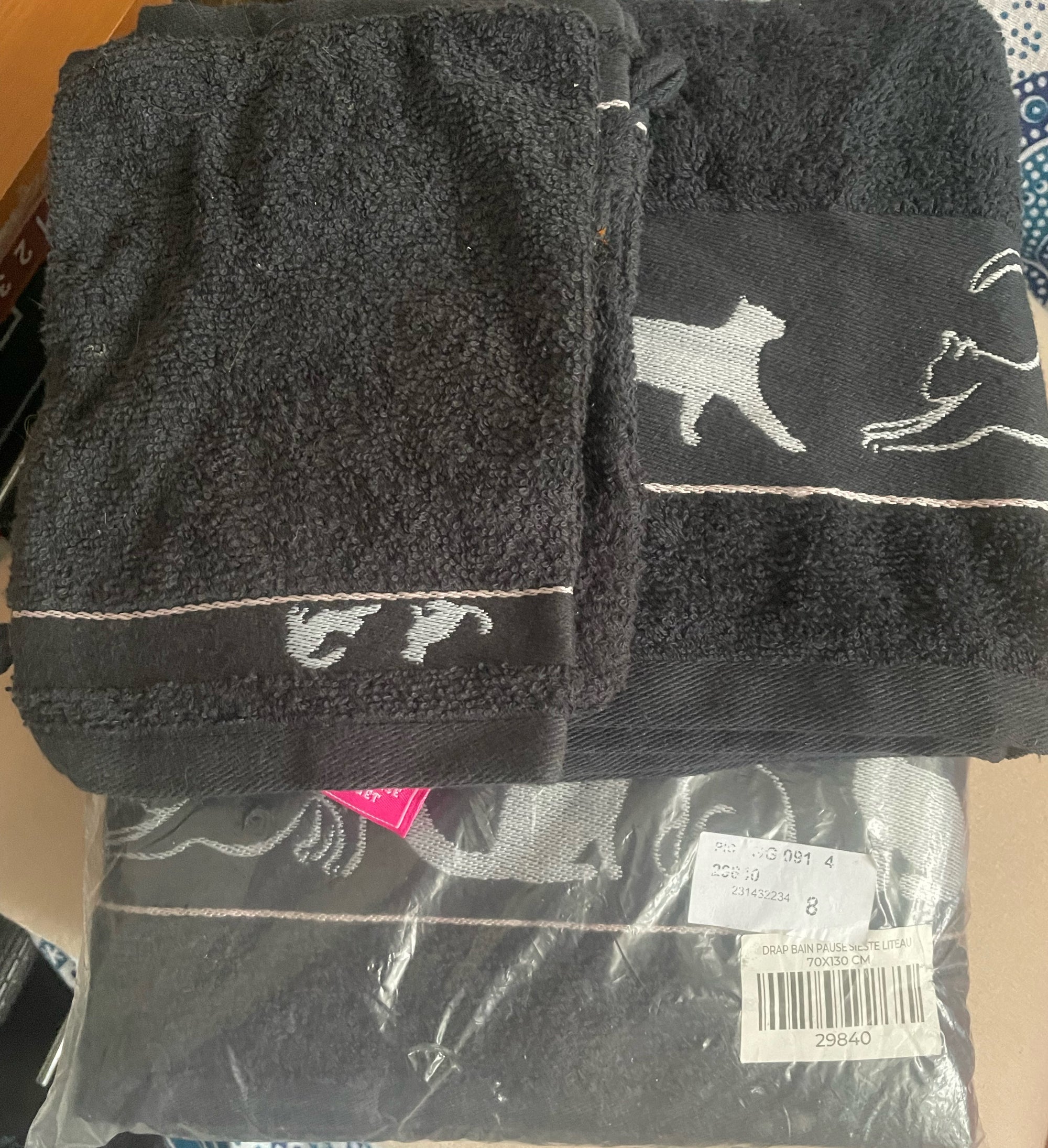 Serviettes chats noirs neuves .