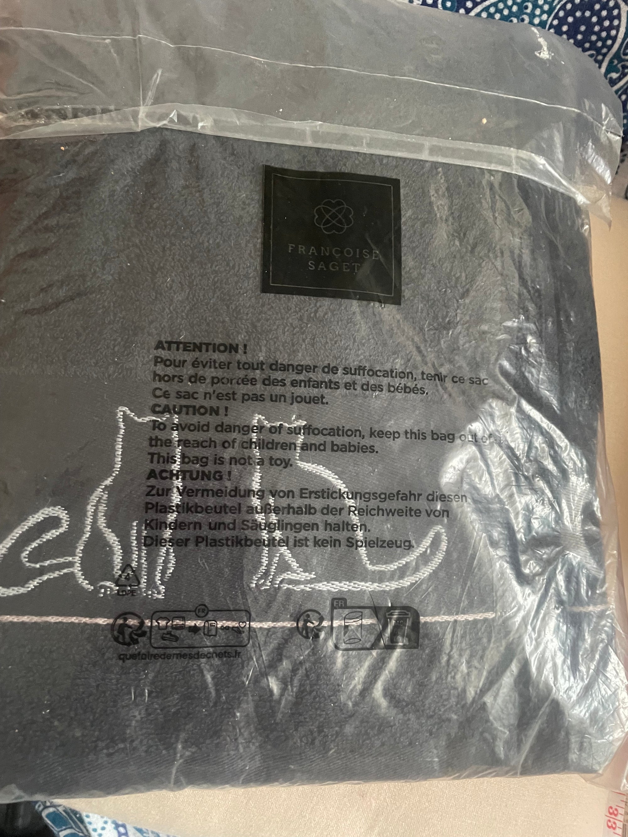 Serviettes chats noirs neuves .