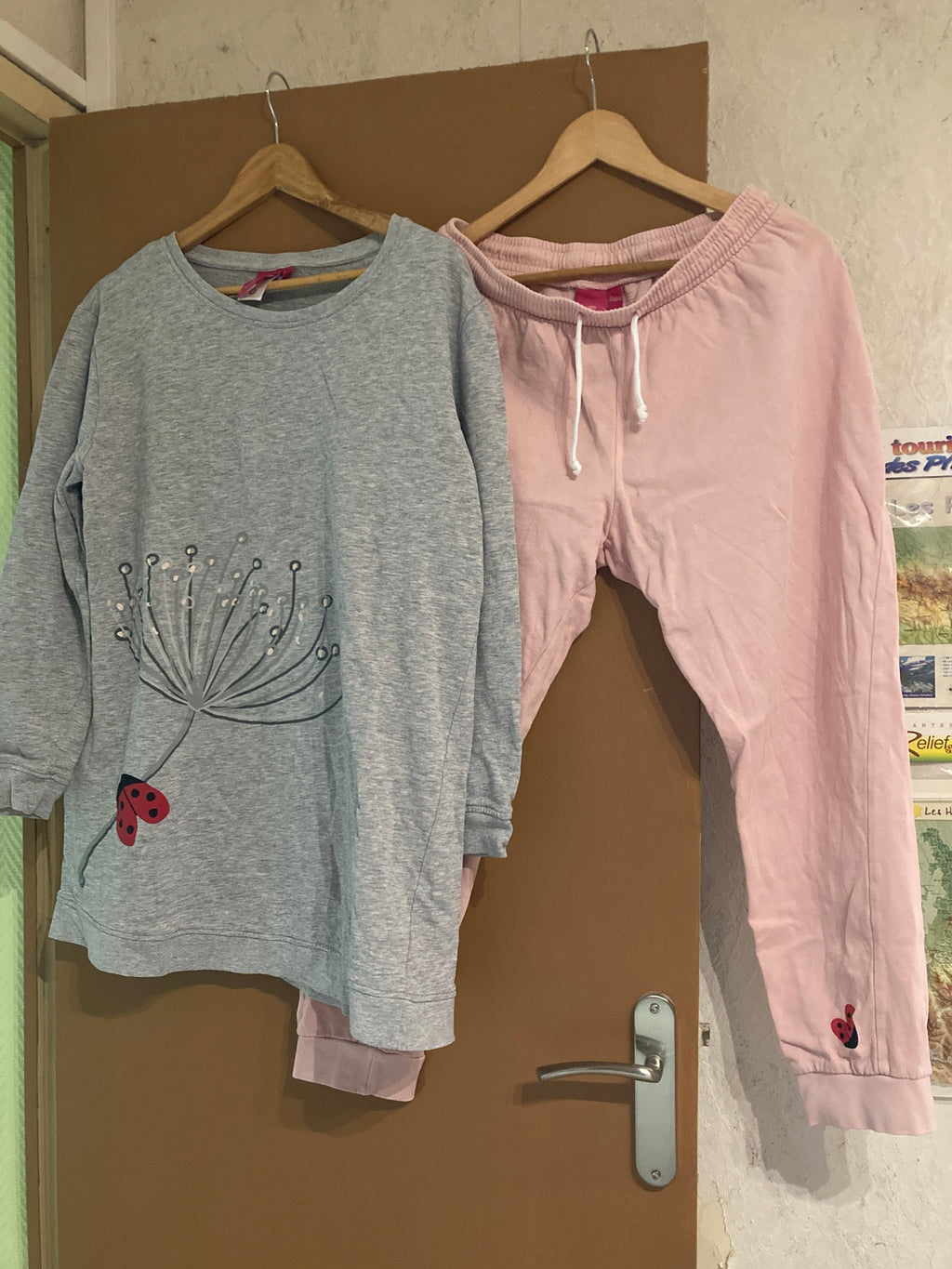 Ensemble robe grise-pantalon rose Joli porte bonheur