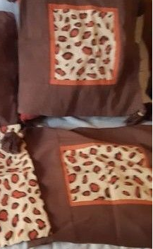 2 Housses de coussin avec ponpoms , motif léopard