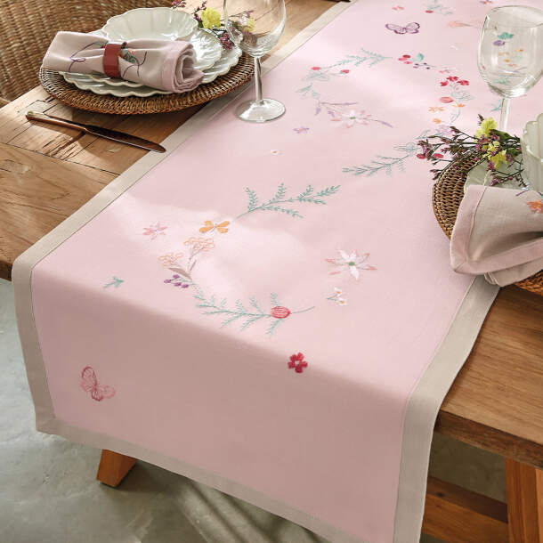 Chemin de table Les colliers de fleurs